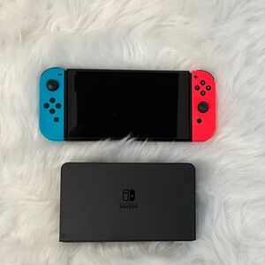 OLED Nintendo Switch w/extra joycons
